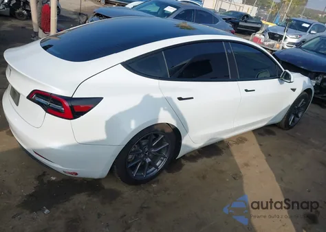 2021 Tesla Model 3 Standard Range Plus Rear-Wheel Drive z USA, uszkodzony, nr VIN 5YJ3E1EAXMF095762